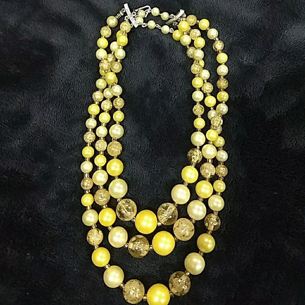 Yellow beaded pearl necklace.